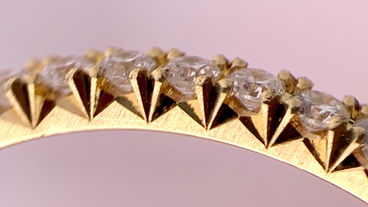 Fishtail diamond setting on a precious metal ring